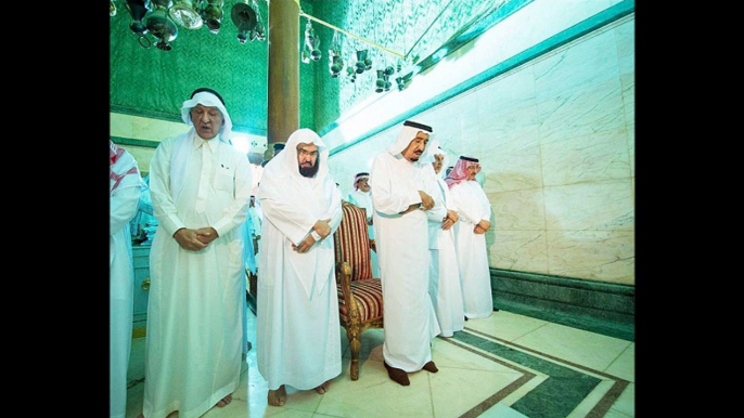 King Salman is shown washing the Kaaba during his visit شاہ سلمان بن عبدالعزیز خانہ کعبہ کے اندر دیوارں کو دھو رہے ہیں