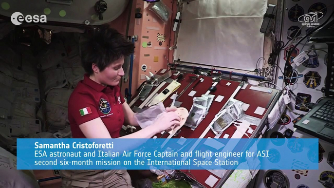 Cuisiner des tortillas dans l'espace! L'Astronaute Samantha Cristoforetti fait des Tacos