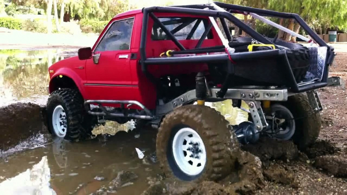 Tamiya bruiser crawler - slowmotion 2wd and 4wd action in scale mud