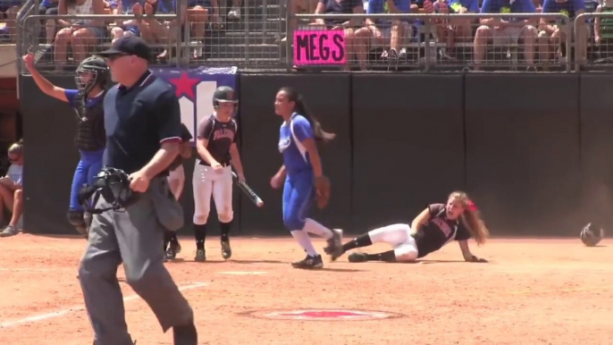 Jeu un peu brutal pour des joueuses de softball : gros coup d'épaule