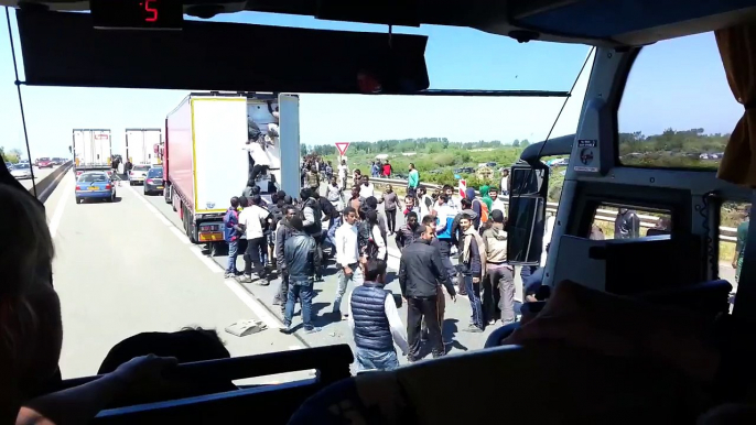 Un camion pris d'assaut par des migrants (Calais)