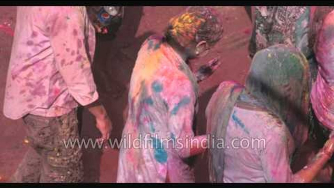 Slow motion - Holi celebrated at Banke Bihari Temple - Vrindavan