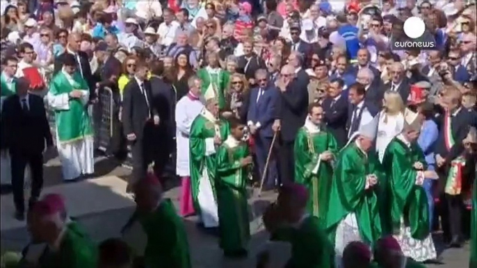 Pope prays before Shroud of Turin during northern Italy visit