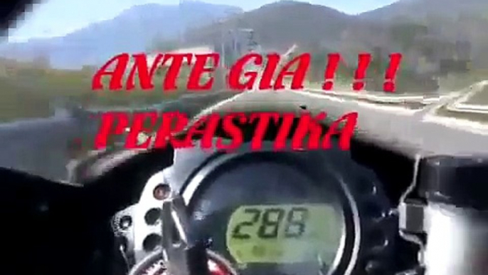 Motorcycle extreme race on the street 300 Km/h amazing pilote course motos au milieu des voiture