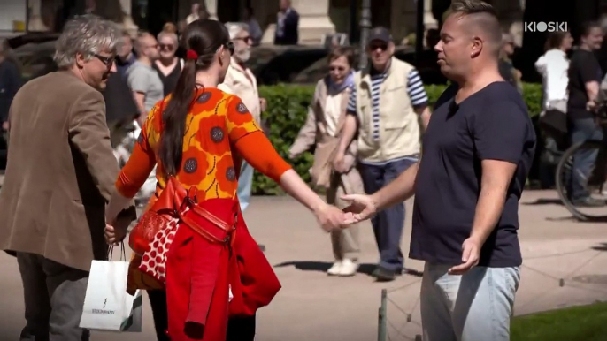 Un homme défie les passants "J'ai le VIH, touchez-moi !"