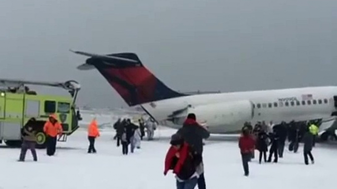 video Delta Airlines crash at LaGuardia Airport in New York Thursday, March 5, 2015