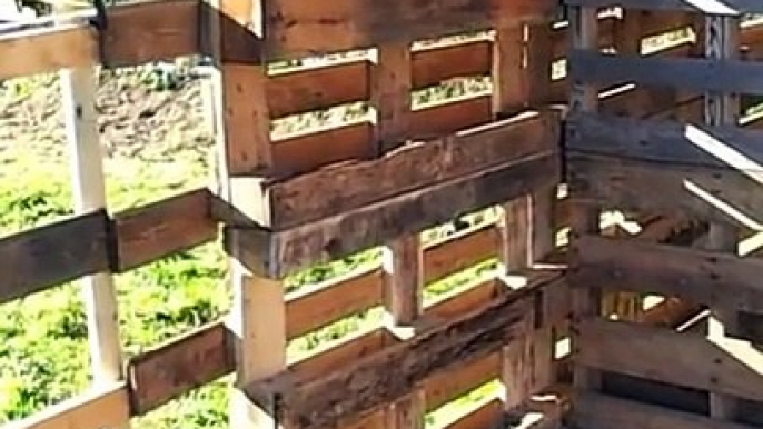 Make a Horse Stall and Wood Fence using Wood Pallets / Palettes de Bois