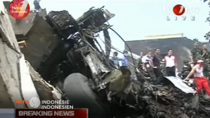 Le crash d'un avion sur l'île de Sumatra en Indonésie, en 42 secondes