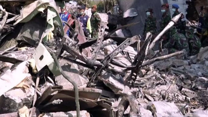 Indonésie: le bilan du crash d'un avion militaire monte à 142 morts