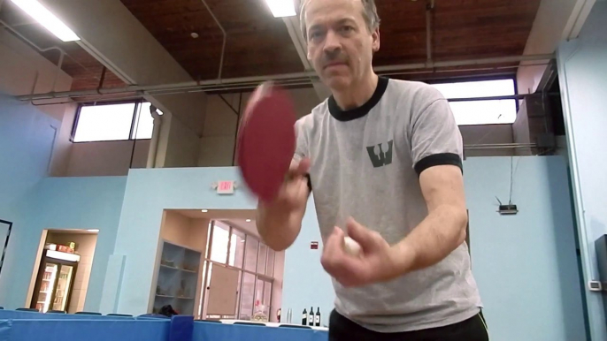 Il joue au ping pong tout les jours de l'année et devient champion de tennis de table