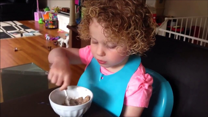 Une fillette explique à son papa comment va naître son petit frere