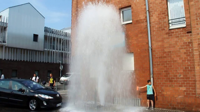 Canicule à Lille: des bouches à incendie ouvertes pour prendre un coup de frais