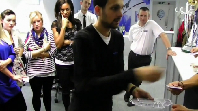 Dynamo The Magician Demo of amazing card trick - close up magic - Dymano Magic