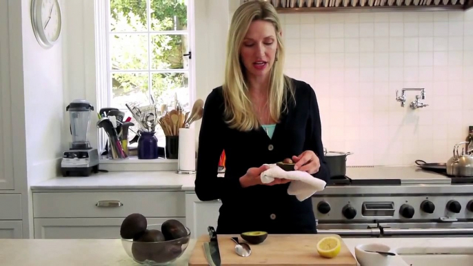 Quick Cooking Tip: How to Cut an Avocado - Weelicious