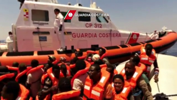 Lampedusa - salvati 823 migranti, recuperati 12 corpi senza vita