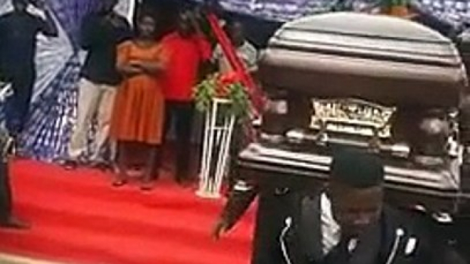 Les cercueils et funérailles dansantes au Ghana