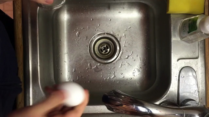 как правильно быстро почистить яйцо  How to Quickly Peel a Boiled Egg in a Glass of Water