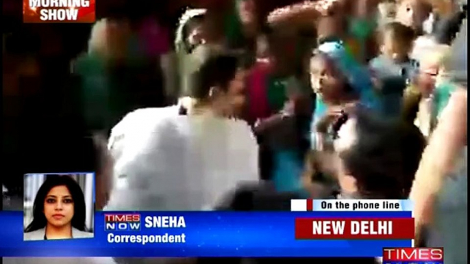 Delhi: Rahul meets street vendors