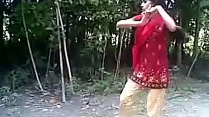 Bangladeshi Village Girls funny amateur dancing