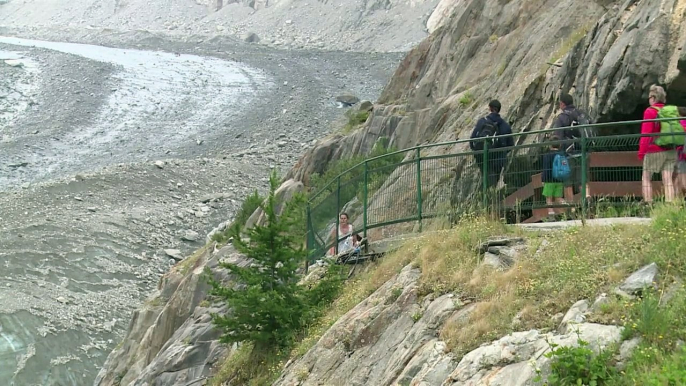 La Mer de Glace, haut lieu du tourisme menacé dans les Alpes