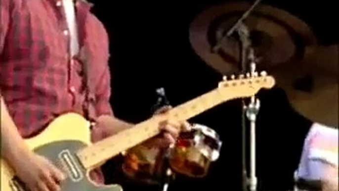 Eddie Vedder & Ben Harper 'Under Pressure' Hard Rock Calling 2010.mp4