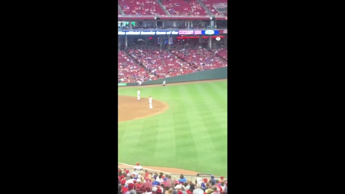 Ce fan de baseball se filme en train de courir sur le terrain en plein match et de s'échapper en sautant par dessus les barrières