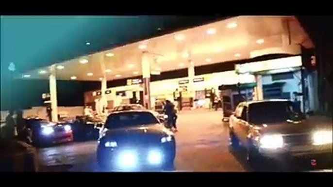 Super Cars bursting at Night in Karachi Streets!