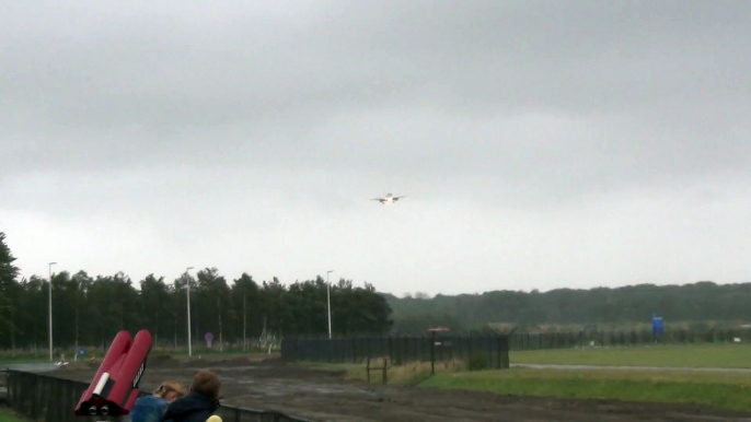 KLM pilot executes terrifying landing in stormy winds