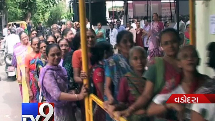 Angry mob on the rampage in Vadodara, loot dustbins - Tv9 Gujarati