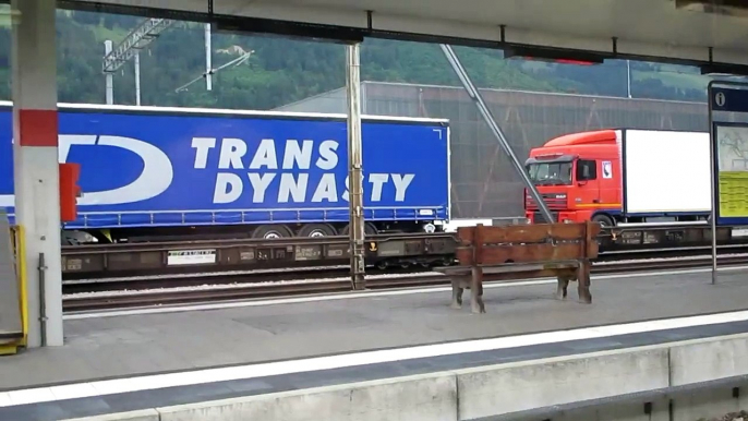 HD - Trenes suizos / Swiss trains - Transportando camiones / Trucks by train - Suiza / Switzerland