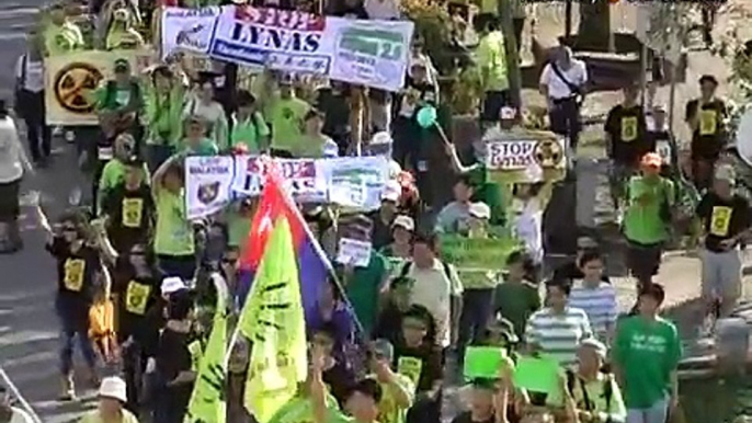 15,000 swarm Kuantan for anti-Lynas rally