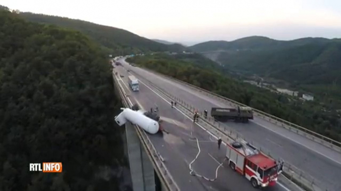 Camion accidenté suspendu dans le vide à 120m de hauteur : flippant