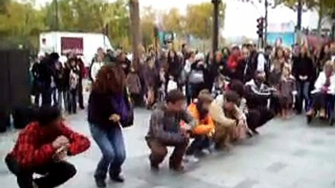 Artisti di strada sotto l'Arco di Trionfo a Parigi