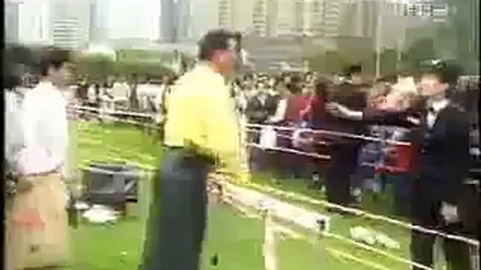 Kung fu in real fight!!!!A Chinese man fights on subway in Tai chi/tai ji style.太极高手教你怎么放倒