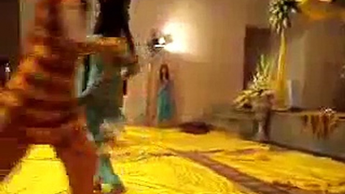 Desi Pakistani Girls Dancing in mehndi