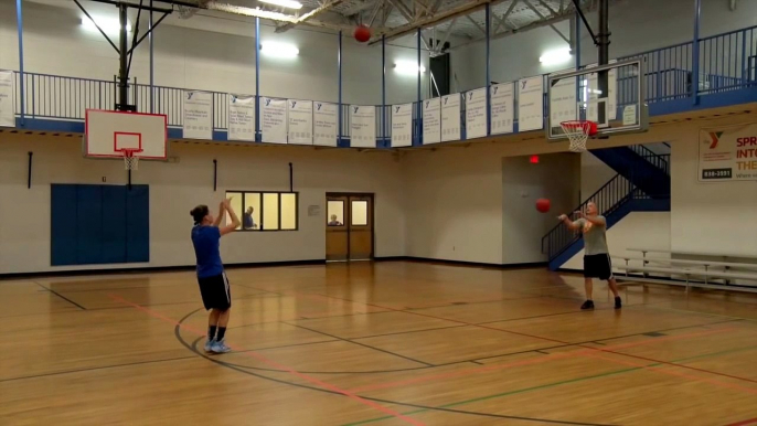 Cette fille va battre le record du monde de 3 points en basket-ball : 120 tirs en 5 min