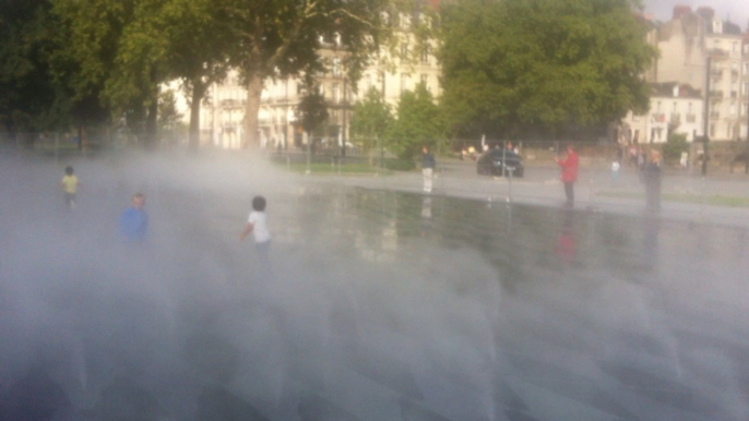 Derniers essais du miroir d'eau devant le château.