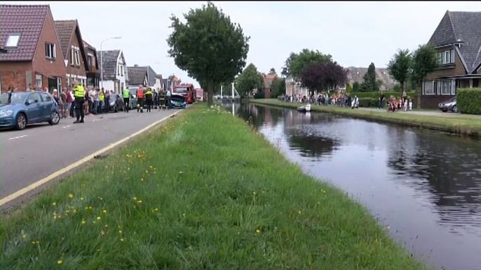 Auto raakt in het water bij ongeluk Wildervank - RTV Noord