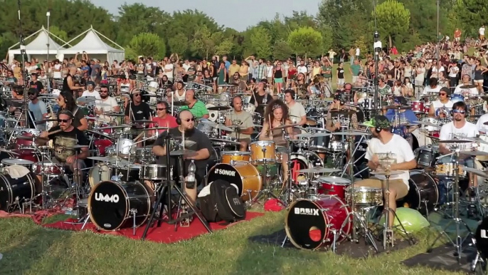 1000 people play "Learn to fly" from Foo Fighters