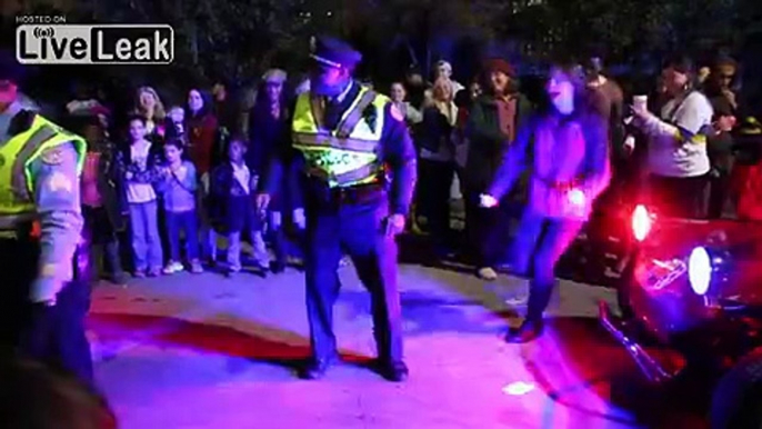 Police officer makes everybody dance at Mardi Gras Parade in New Orleans