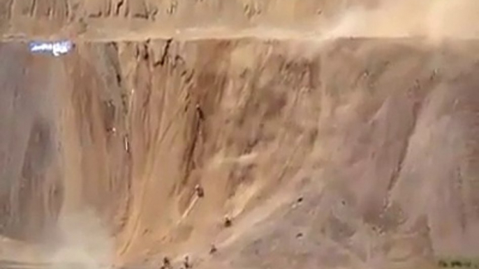 Une falaise verticale grimpée par des bikers à motocross... Dingue!