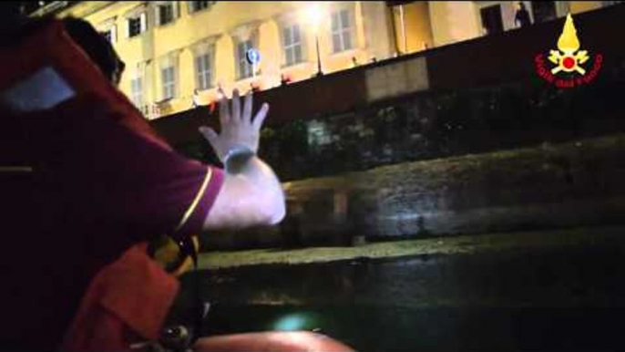 Firenze - Soccorso dai Vigili del Fuoco turista caduto in Arno (01.09.15)