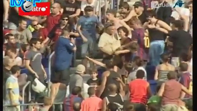 Agresion a un chaval en el campo del Barcelona por llevar una camiseta del Real Madrid