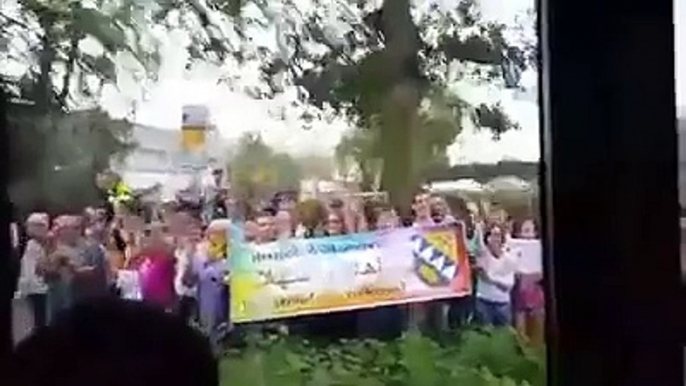 Heartwarming video showing Germans welcoming Syrian refugees arriving in their country