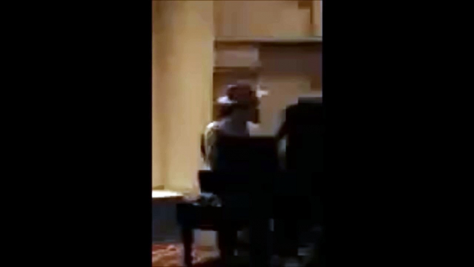 Justin Bieber playing Apologize by OneRepublic on the piano with Xenia Deli in LA  August 21, 2015