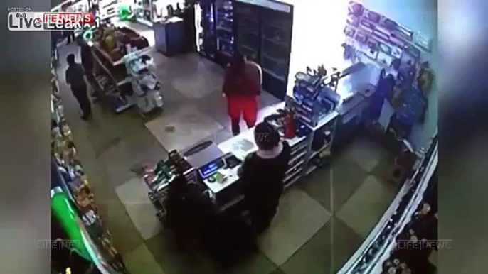 Man Attacked a Cop Inside The Liquor Store With a Hunting Knife