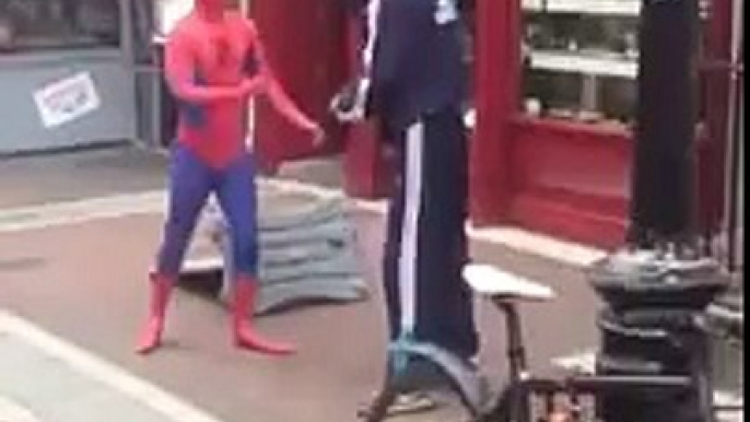 Spiderman fighting with a drunk man !