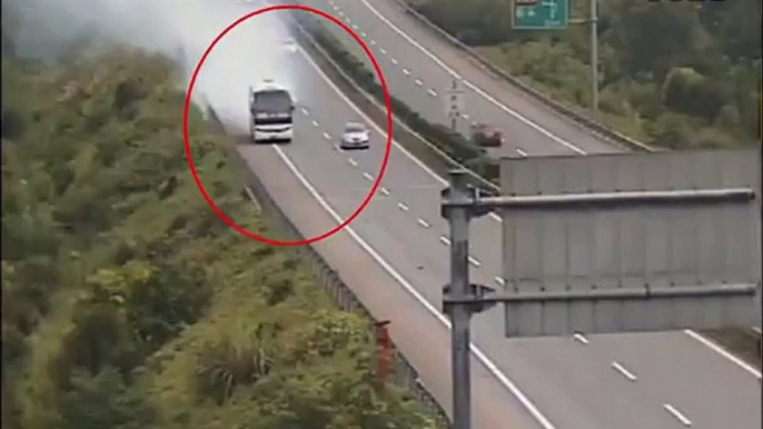 Smoking bus keeps running on highway for tens of kilometers