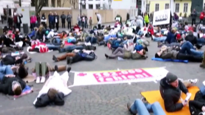 "Pflege am Boden" - Flash-Mob in Bonn