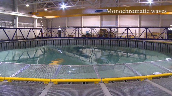 Piscine à vague qui crée des vagues très bizarres